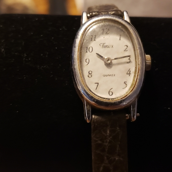 Vintage Timex Women's Quartz Watch with Brown Leather Strap NON-WORKING - Picture 1 of 4